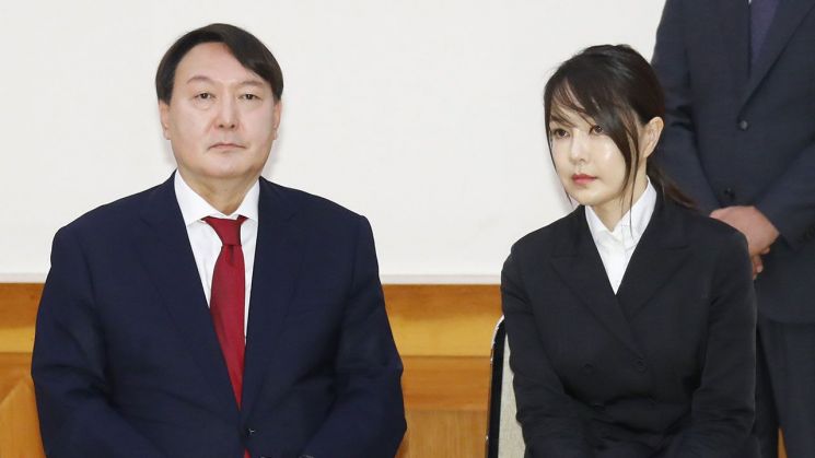 윤석열 "김건희 심신 지쳐"… 與 "부부금슬이 법보다 우위에 있나"