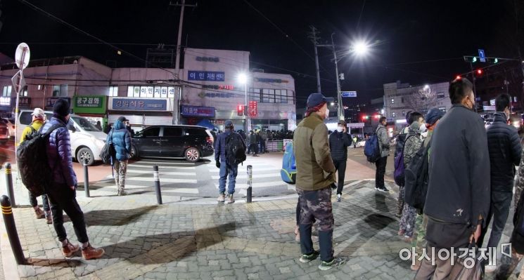 코로나19 장기화와 건설경기 침체가 이어진 6일 새벽 서울 구로구 남구로역 인근 인력시장으로 일용직 노동자들이 모여 일감을 찾고 있다./김현민 기자 kimhyun81@