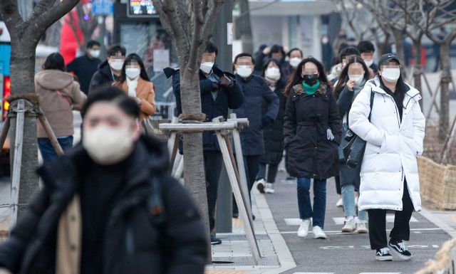 서울 종로구 세종로 네거리에서 직장인들이 두꺼운 외투를 입고 출근길에 오르고 있다./강진형 기자aymsdream@