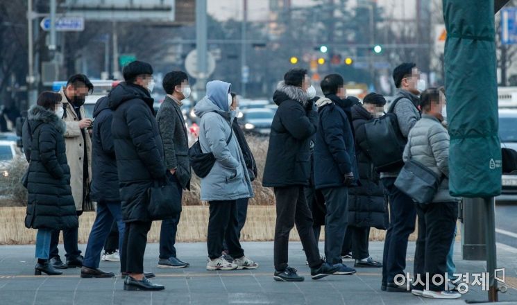 서울 아침 기온이 영하 6도까지 떨어지며 한겨울 날씨가 이어지고 있는 6일 서울 종로구 세종로 네거리에서 직장인들이 두꺼운 외투를 입고 출근길에 오르고 있다./강진형 기자aymsdream@