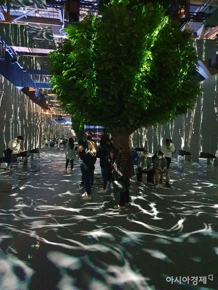 SK그룹이 미국 라스베이거스에서 열린 세계 최대 전자·IT전시회 CES 2022에서 '탄소 없는 삶, 그 길을 당신과 함께 걸어갈 동반자'를 주제로 꾸린 부스를 관람객들이 둘러보고 있다.