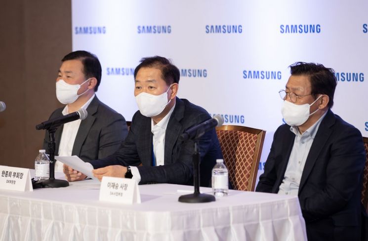 5일(현지시간) 미국 라스베이거스 시저스팰리스호텔에서 열린 CES2022 삼성전자 기자간담회에서 삼성전자 노태문 사장(MX사업부장·왼쪽부터), 한종희 부회장(DX부문장), 이재승 사장(생활가전사업부장)이 질문에 답하고 있다.[사진제공=삼성전자]