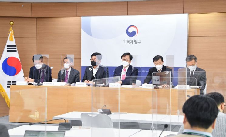 김태주 기획재정부 세제실장이 지난 4일 정부세종청사에서 열린 '2021년 세법개정 후속 시행령 개정 브리핑'에서 주요내용을 발표하고 있다. 왼쪽부터 기재부의 이용주 소득정보추진단장, 박금철 재산소비세정책관, 고광효 조세총괄정책관, 김태주 세제실장, 정정훈 소득법인세정책관, 김재신 관세정책관.