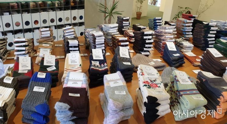 [인스타산책] 아이헤이트먼데이 - 월요병 치유하는 '소확행 양말가게'