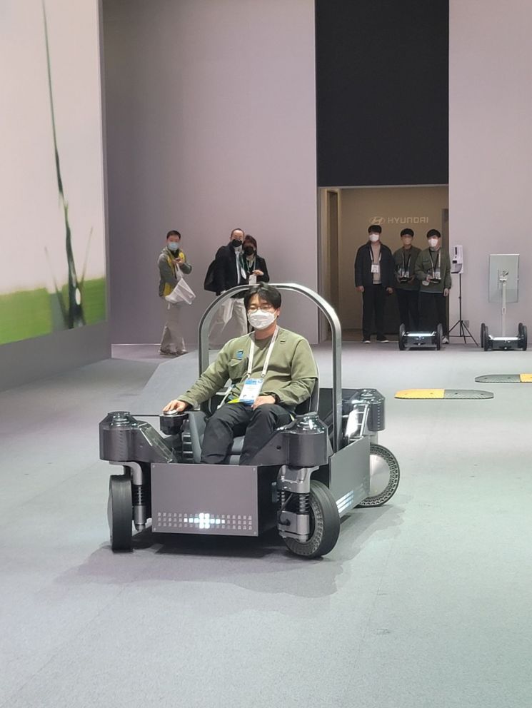5일(현지시간) 미국 라스베이거스 컨벤션 센터에서 열린 CES 2022에서 현대차는 제자리 360도 회전, 게 걸음 주행이 가능한 퍼스널 모빌리티를 선보였다. /사진=이기민 기자 victor.lee@