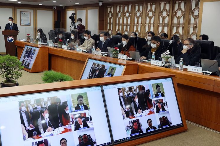 전해철 "재정이 허락한다면, 재난지원금 전 국민 지원이 맞다"