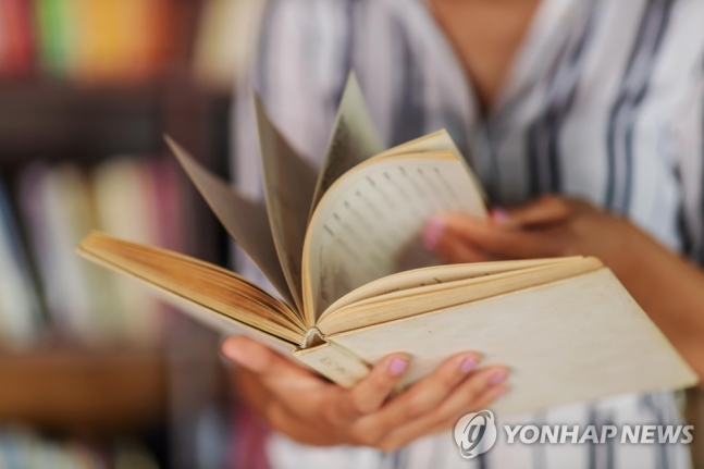 한 시민이 책을 읽고 있다. 사진은 기사 중 특정 표현과 무관. [이미지출처=연합뉴스]