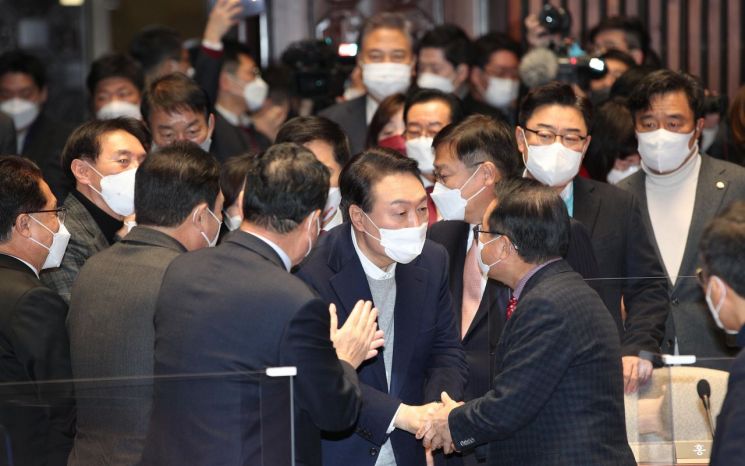 국민의힘 윤석열 대선후보가 6일 오전 국회에서 열린 의원총회에 참석하고 있다. [이미지출처=연합뉴스]