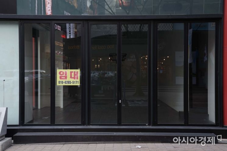 코로나19 사태 장기화로 문을 닫은 서울 명동의 한 폐업 점포. /문호남 기자 munonam@