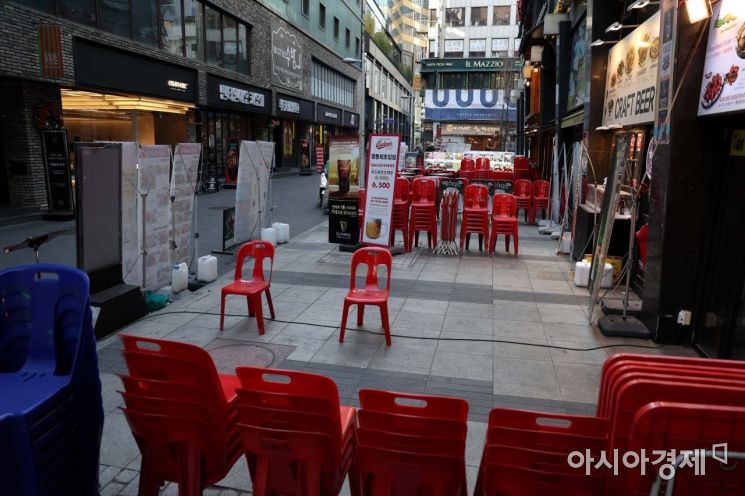 코로나19 사태가 이어지고 있는 6일 서울 명동 한 술집 앞이 한산하다. /문호남 기자 munonam@