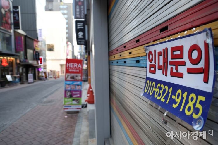코로나19 사태가 이어지고 있는 6일 서울 명동 거리가 한산하다. /문호남 기자 munonam@
