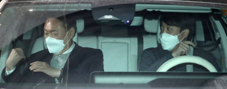 윤석열 국민의힘 대선후보(왼쪽)와 이준석 대표가 6일 의원총회가 끝난 뒤 같은 차를 타고 국회를 나서고 있다. 2022.1.6 [국회사진기자단] [이미지출처=연합뉴스]