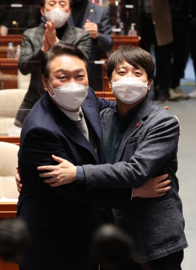 갈등 끝에 화해한 윤석열 국민의힘 대선후보와 이준석 대표가 지난 6일 저녁 국회에서 열린 의원총회에서 포옹하고 있다./사진=연합뉴스