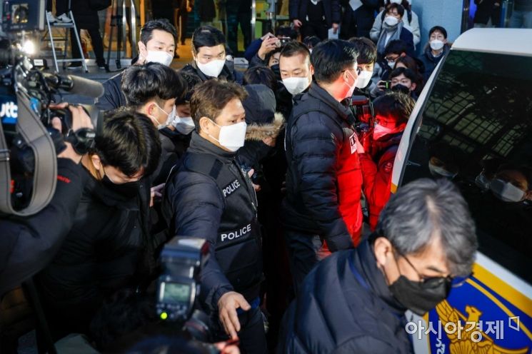 70cm 막대로 직원의 장기를 훼손해 살해한 혐의를 받고 있는 어린이 스포츠센터 대표가 7일 서울 서대문경찰서에서 검찰에 송치되기 위해 이동하고 있다./강진형 기자aymsdream@