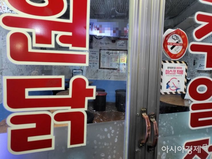 '점등 시위'에 참여한 서울 중구 백학시장의 한 음식점이 영업을 마친 6일 밤 11시30분쯤에도 가게 내부와 간판 불을 켜두고 있다./박현주 기자 phj0325@