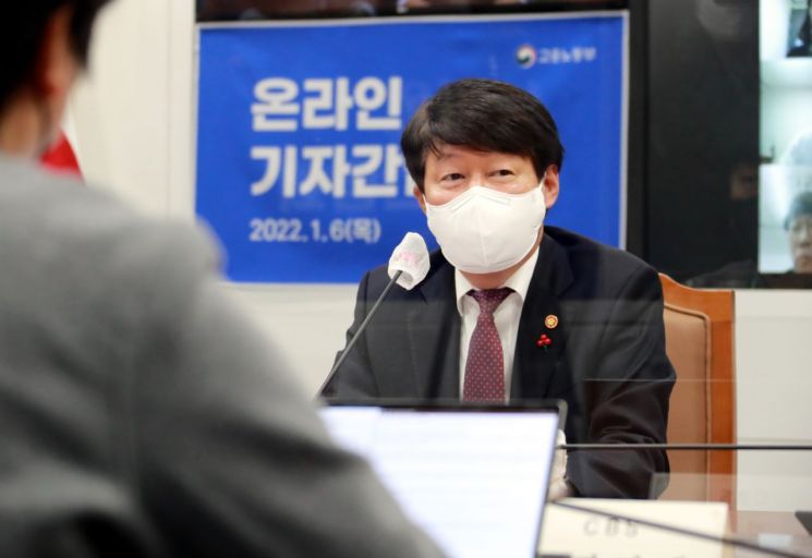 안경덕 고용노동부 장관이 6일 온라인 기자간담회에서 발언하는 모습.(사진제공=고용부)