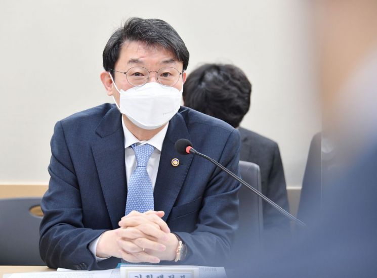 이억원 기획재정부 1차관이 7일 정부서울청사에서 '경제 안보 핵심 품목 태스크포스(TF) 6차 회의'를 주재하고 발언하는 모습.(이미지 출처=연합뉴스)