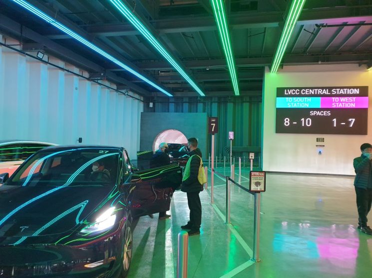 CES 2022가 열리고 있는 미국 라스베이거스 컨벤션센터에서 테슬라 차량으로 이동편의를 제공하는 '베가스 루프'