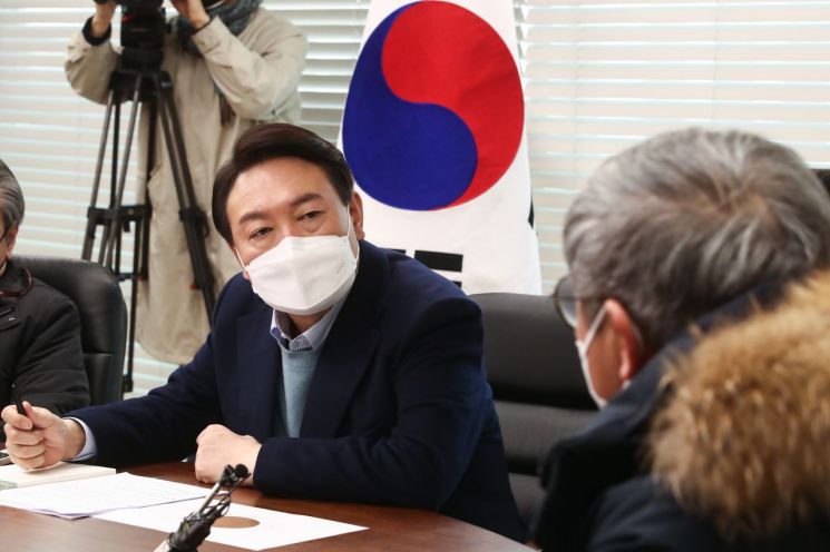 윤석열 국민의힘 대선 후보가 7일 오후 서울 여의도 당사에서 개발 특혜 의혹으로 피해를 본 대장동 원주민들과 면담하고 있다. [이미지출처=연합뉴스]