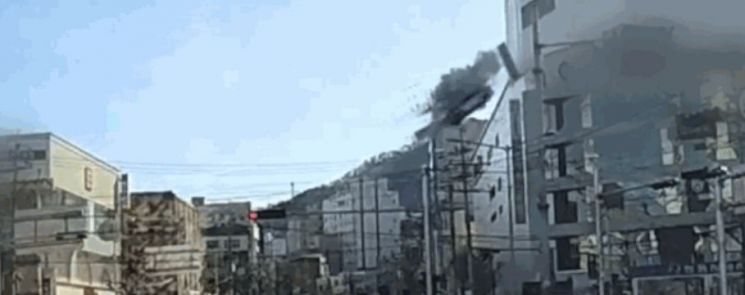 지난달 30일 부산 연제구 소재 마트의 지상 5층 주차장에서 택시 한 대가 벽을 부수고 도로 위로 떨어지는 사고가 발생했다. [사진=JTBC 캡처]