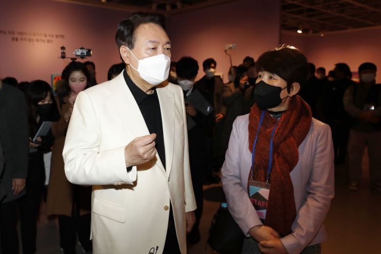 윤석열 국민의힘 대선후보가 지난 8일 서울시 서초구 예술의 전당 서예박물관에서 열린 한국 발달장애 아티스트 특별전시회를 관람하고 있다. [이미지출처=연합뉴스]