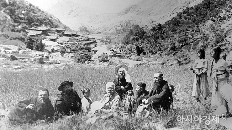 Goyang Bukhansanseong Gwansungso and Sangchang Seen in Old Photos (June 5, 1911, Father Norbert Weber and Dr. Kruger, German Consul General, and Party) [Materials from St. Benedict Waegwan Monastery]