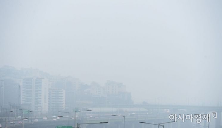 서을을 비롯한 수도권 일대에 미세먼지 농도가 '매우나쁨'을 나타낸 9일 서울 한강공원에서 바라본 강남일대가 흐릿하게 보이고 있다./윤동주 기자 doso7@