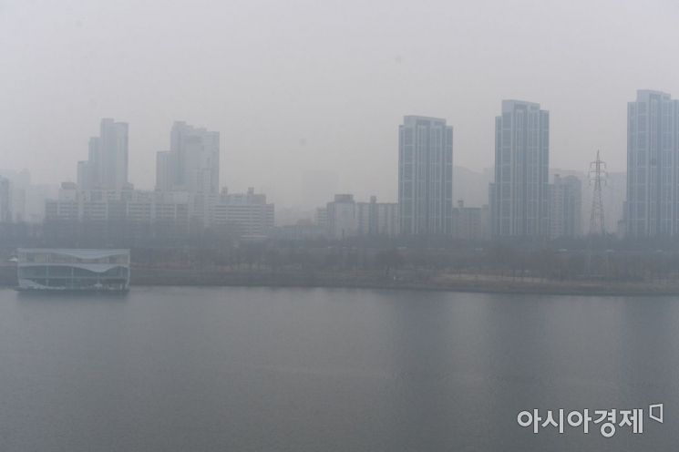 서을을 비롯한 수도권 일대에 미세먼지 농도가 '매우나쁨'을 나타낸 9일 서울 한강공원에서 바라본 강남일대가 흐릿하게 보이고 있다./윤동주 기자 doso7@