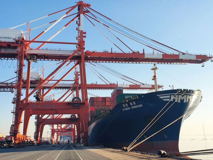 6800TEU급 컨테이너선 ‘HMM 홍콩호’가 광양항에서 국내 수출기업들의 화물을 싣고 있다.