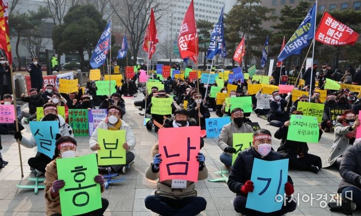 한국여행업협회 회원들이 9일 서울 종로구 보신각 앞에서 열린 '여행업 총 궐기대회'에 참석, 구호를 외치고 있다./윤동주 기자 doso7@