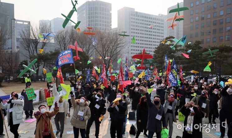 한국여행업협회 회원들이 9일 서울 종로구 보신각 앞에서 열린 '여행업 총 궐기대회'에 참석, 여행 재개를 희망하는 모형 비행기를 날리는 퍼포먼스를 하고 있다./윤동주 기자 doso7@