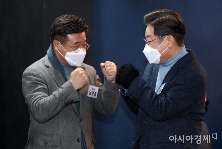 이재명 더불어민주당 대선후보가 9일 서울 종로구 대학로의 한 소극장에서 손실보장 사각지대 업종 소상공인들을 만나 간담회에서 윤호중 원내대표와 주먹인사를 나누고 있다./윤동주 기자 doso7@