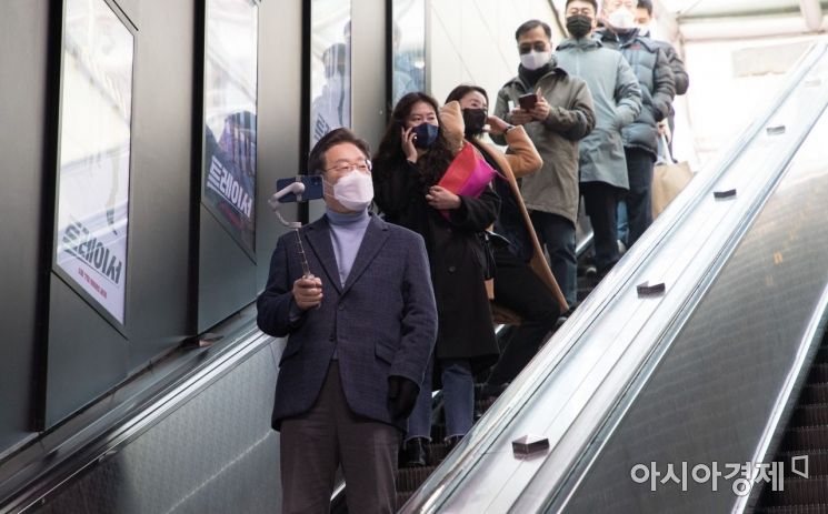이재명 더불어민주당 대선 후보가 9일 서울 종로구 혜화역에서 홍대로 이동하기 위해 지하철을 이용하면서 유튜브 라이브 방송을 하고 있다./윤동주 기자 doso7@