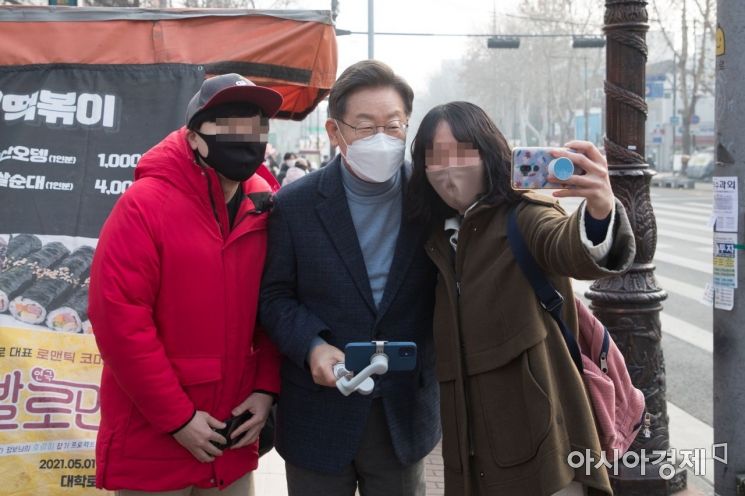 이재명 더불어민주당 대선 후보가 9일 서울 종로구 혜화역에서 홍대로 이동하기 위해 지하철을 이동하는 중 지지자들과 기념촬영을 하고 있다./윤동주 기자 doso7@
