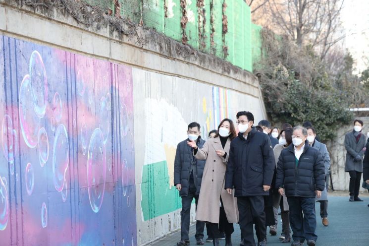 용산구 ‘이태원 퀴논길’ 상징 조형물 설치·송파구 오륜초 담장 '동심 벽화' 조성 