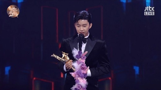 "좋은 영향력 고민"…임영웅, 수상 기쁨으로 임인년 포문