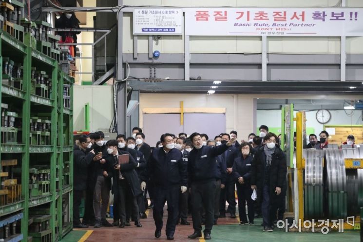 윤석열 국민의힘 대선 후보가 10일 인천 남동구 경우정밀에서 중소기업 경영 및 근로환경 개선 방안을 모색하기 위해 현장을 방문, 박진수 대표이사와 작업현장을 둘려보고 있다./국회사진기자단