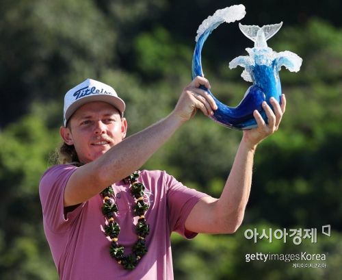 캐머런 스미스가 센트리토너먼트 우승 직후 트로피를 들고 환호하고 있다. 하와이(미국)=Getty images/멀티비츠