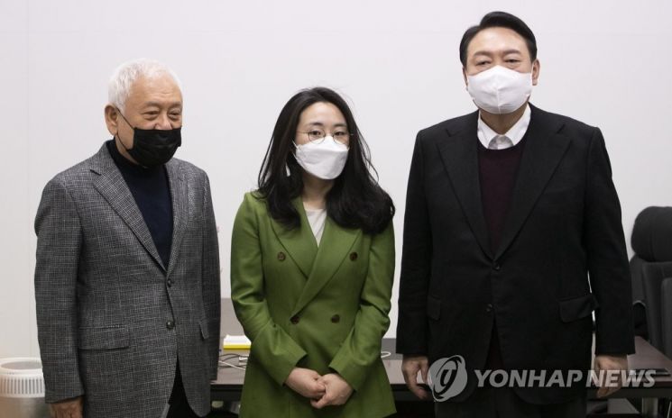 국민의힘 새시대준비위원회 수석부위원장을 맡았다가 사퇴한 신지예(가운데) 전 한국여성정치네트워크 대표 / 사진=연합뉴스