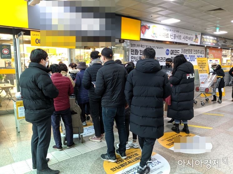 10일 수도권에 위치한 한 대형마트 입구가 방역패스 인증을 하기 위한 시민들로 붐비고 있다. 사진= 윤슬기 기자 seul97@asiae.co.kr