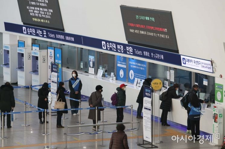 2022년 설 승차권 비대면 예매 첫날인 11일 서울역 매표소 전광판에 관련 안내가 나오고 있다. 한국철도(코레일)는 코로나19 확산 방지를 위해 설 승차권을 온라인과 전화접수 등 100% 비대면 방식으로 판매한다. 오늘은 전 노선에 대해 정보화 취약계층(경로·장애인)을 대상으로 판매가 이뤄진다. 12일은 경부·경전·동해·대구·충북·중부내륙·경북선, 13일은 호남·전라·강릉·장항·중앙·태백·영동·경춘선의 승차권을 모든 국민을 대상으로 판매한다. 창가 측 좌석이 우선 발매되고, 입석은 운영되지 않는다. 코레일은 정부의 설 방역대책이 확정되면 안쪽 좌석 판매 여부를 결정할 예정이다. /문호남 기자 munonam@