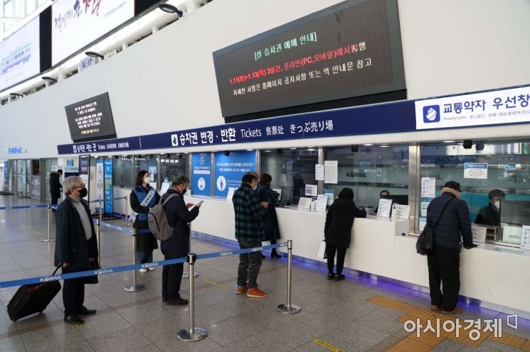 2022년 설 승차권 비대면 예매 첫날인 11일 서울역 매표소 전광판에 관련 안내가 나오고 있다. 한국철도(코레일)는 코로나19 확산 방지를 위해 설 승차권을 온라인과 전화접수 등 100% 비대면 방식으로 판매한다. 오늘은 전 노선에 대해 정보화 취약계층(경로·장애인)을 대상으로 판매가 이뤄진다. 12일은 경부·경전·동해·대구·충북·중부내륙·경북선, 13일은 호남·전라·강릉·장항·중앙·태백·영동·경춘선의 승차권을 모든 국민을 대상으로 판매한다. 창가 측 좌석이 우선 발매되고, 입석은 운영되지 않는다. 코레일은 정부의 설 방역대책이 확정되면 안쪽 좌석 판매 여부를 결정할 예정이다. /문호남 기자 munonam@