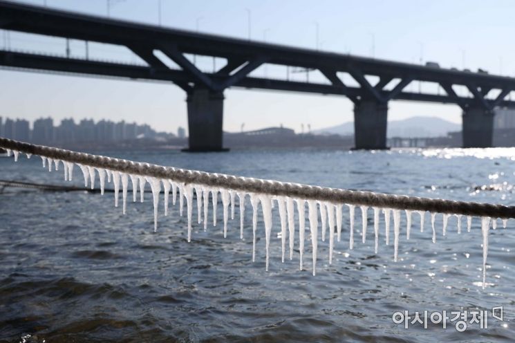 전국 대부분 지역에 한파주의보가 내려진 2022년 1월 11일 서울 광진구 뚝섬한강공원에 얼음이 얼어 있다.