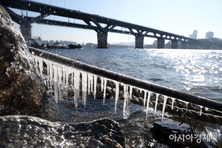 전국 대부분 지역에 한파주의보가 내려진 11일 서울 광진구 뚝섬한강공원에 얼음이 얼어 있다. 미세먼지 농도는 전 권역에서 좋음 수준을 보였다. /문호남 기자 munonam@