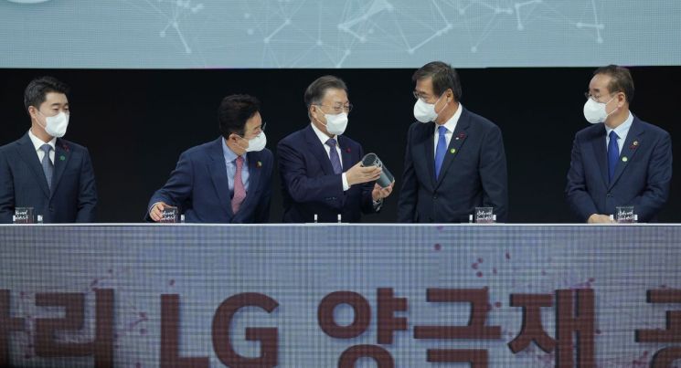문재인 대통령이 11일 오전 경북 구미시 구미코에서 열린 구미형 일자리 LG BCM(Battery Core Material) 공장 착공식에서 양극재를 담은 아크릴 용기를 터치버튼 테이블 홈에 넣는 착공 세리머니를 한 뒤 신학철 LG화학 부회장 등과 대화하고 있다.  왼쪽부터 김우성 LG BCM 대표, 이철우 경북도지사, 문재인 대통령, 신학철 부회장, 장세용 구미시장.＜이미지출처:연합뉴스＞
