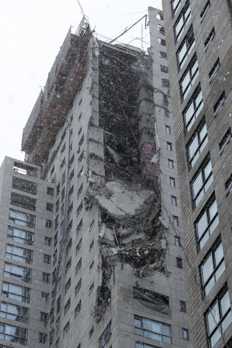11일 오후 4시께 광주 서구 화정동에서 신축 공사 중인 고층아파트의 외벽이 무너져내렸다. 사진은 사고 현장의 모습 [이미지출처=연합뉴스]