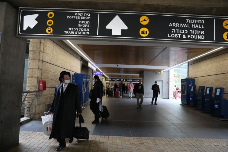 9일(현지시간) 이스라엘 텔아비브의 벤구리온 공항 입국장에 여행자들이 오가고 있다. 이스라엘 정부는 코로나19 신규확진자 폭증세 속에 닫았던 국경을 이날부터 다시 여는 등 방역 고삐를 늦추기 시작했다. [이미지출처=EPA연합뉴스]