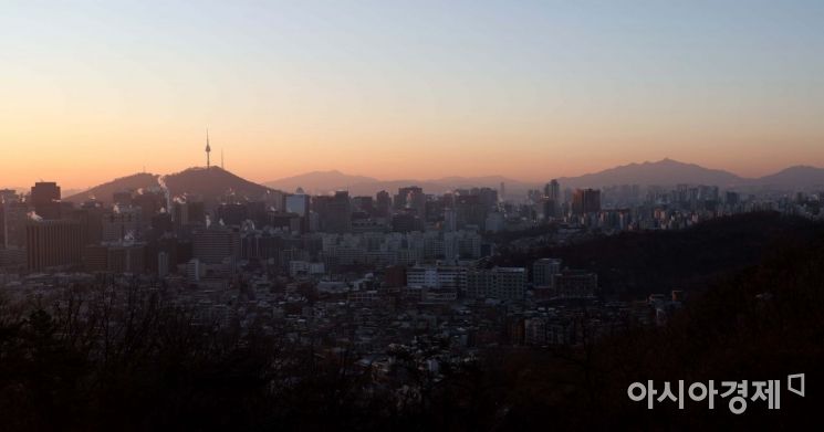 12일 내륙 곳곳에 한파특보가 내려진 가운데 서울의 아침 체감온도는 영하 16도 안팎까지 떨어졌다. 새벽 종로 인왕산에서 바라본 도심 건물 위로 난방 수증기가 피어오르고 있다. 주 후반까진 영하 10도를 넘나들며 동장군이 맹위를 떨치겠다. /문호남 기자 munonam@