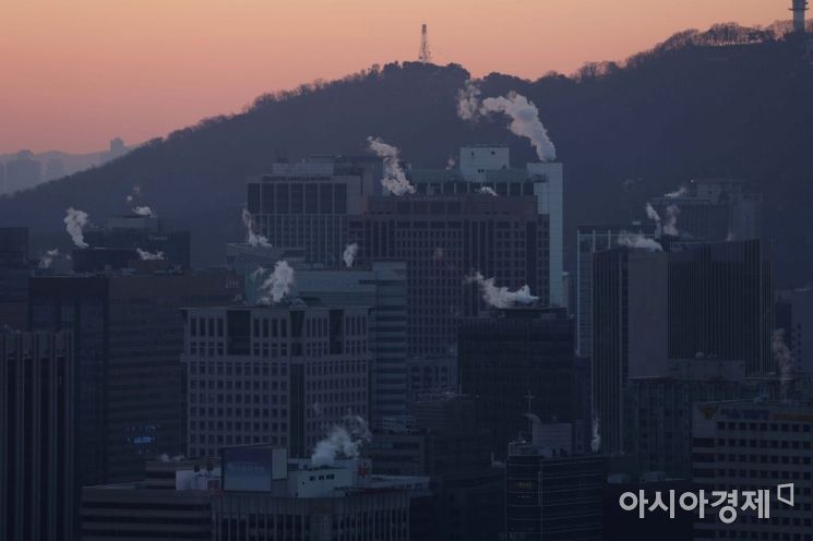 12일 내륙 곳곳에 한파특보가 내려진 가운데 서울의 아침 체감온도는 영하 16도 안팎까지 떨어졌다. 새벽 종로 인왕산에서 바라본 도심 건물 위로 난방 수증기가 피어오르고 있다. 주 후반까진 영하 10도를 넘나들며 동장군이 맹위를 떨치겠다. /문호남 기자 munonam@