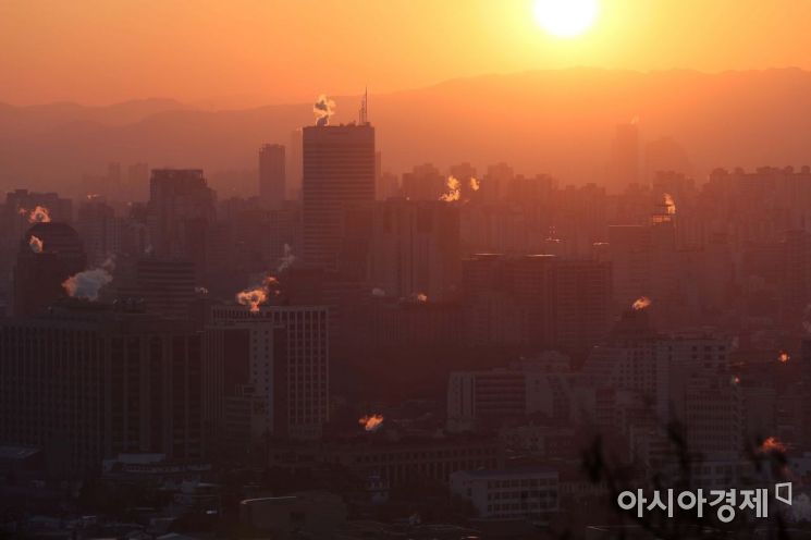 12일 내륙 곳곳에 한파특보가 내려진 가운데 서울의 아침 체감온도는 영하 16도 안팎까지 떨어졌다. 새벽 종로 인왕산에서 바라본 도심 건물 위로 난방 수증기가 피어오르고 있다. 주 후반까진 영하 10도를 넘나들며 동장군이 맹위를 떨치겠다. /문호남 기자 munonam@